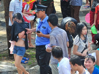 海南嬉水節多女子被眾男按倒扒光衣服 嚎啕大哭