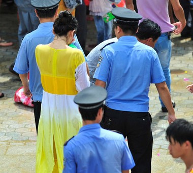 海南嬉水節多女子被眾男按倒扒光衣服 嚎啕大哭