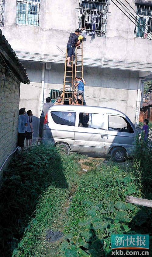 女童卡防盜網命懸空中 少女托舉數十分鐘救下