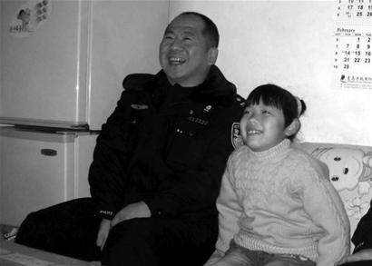 青島李村交警王修盛被轎車撞飛30米犧牲 最后時刻讓戰友閃開