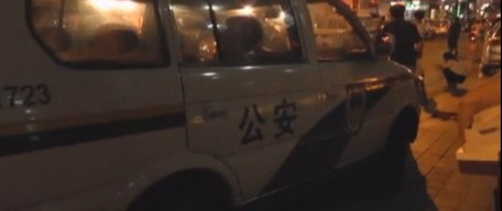 青島金色年華小區1女從14樓一躍而下死亡 神秘男驚慌