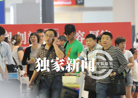 李晨獨行拒談張馨予戀情