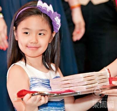 鐘鎮濤三女兒拜上海富豪為干爹 跪收百萬現金