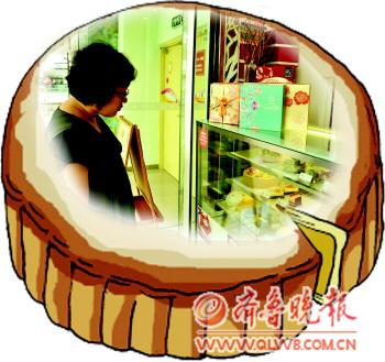 甜品店柜臺(tái)上精致的月餅禮盒引來(lái)顧客駐足觀看。