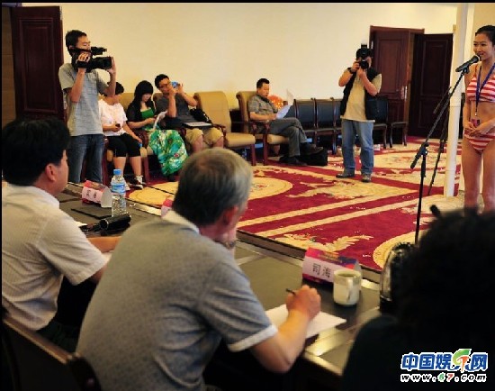重慶國際小姐季軍擠胸美艷如換臉 戰中國總決賽