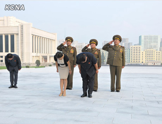 金正恩夫婦結束視察 歸途中瞻仰金日成金正日銅像
