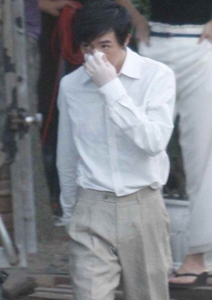 俞灝明穿壓力衣現身