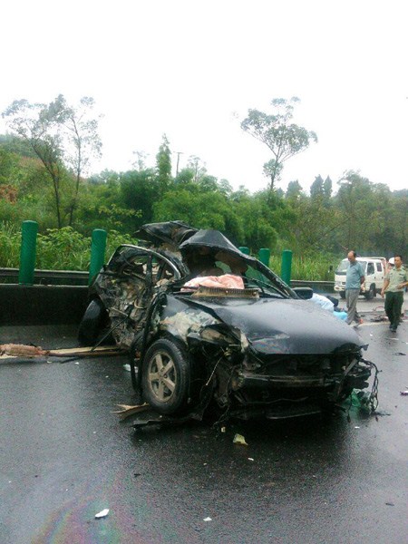 一家7口送大學新生報到遇車禍 致5人死亡