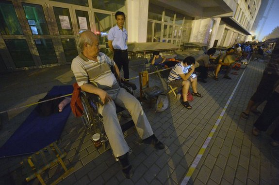 北京兩限房業(yè)主徹夜排隊(duì)搶車位 坐輪椅老人也上陣
