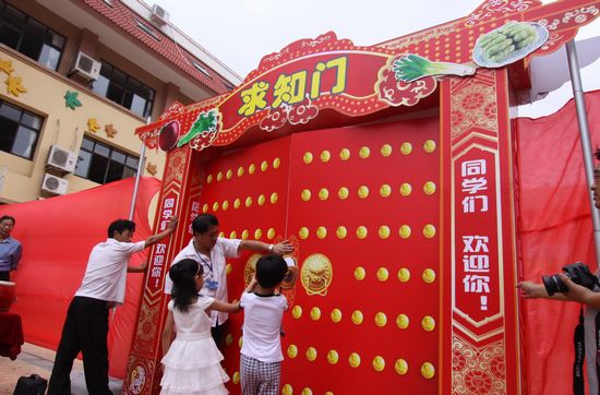 青島百萬(wàn)中小學(xué)生今開(kāi)學(xué) 私家車(chē)堵癱馬路