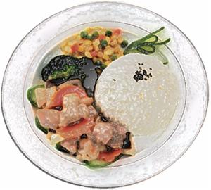 青島開學第一頓午飯:食堂葷素搭配 小飯桌紅燒肉紫菜湯誘人
