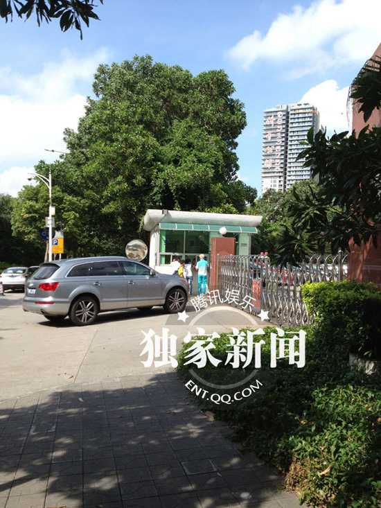 今日上午9點20分左右，陳百祥現(xiàn)身深圳市公安局經(jīng)濟犯罪偵查局