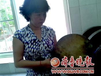 青島櫸園學校與6中食堂不合格 生熟肉混放不消毒
