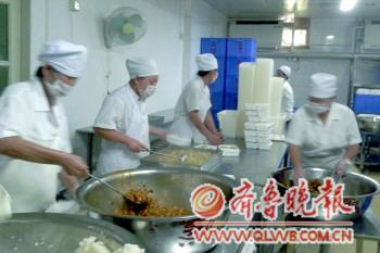 青島櫸園學校與6中食堂不合格 生熟肉混放不消毒