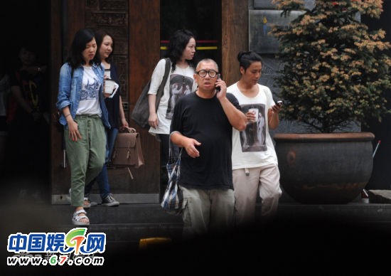 陳坤低調會友吃烤肉 與神秘女穿“情侶裝”現身