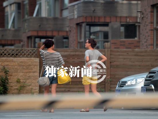 嚴寬與女友杜若溪低調同行 甜蜜恩愛同返婚房