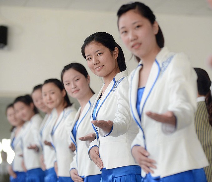 揚州90后女大學生入學學禮儀 穿清純制服美如空姐