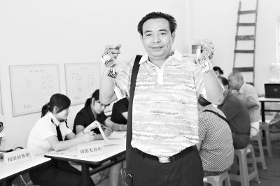 余家頭股民陳善武領取新房鑰匙。萬強攝
