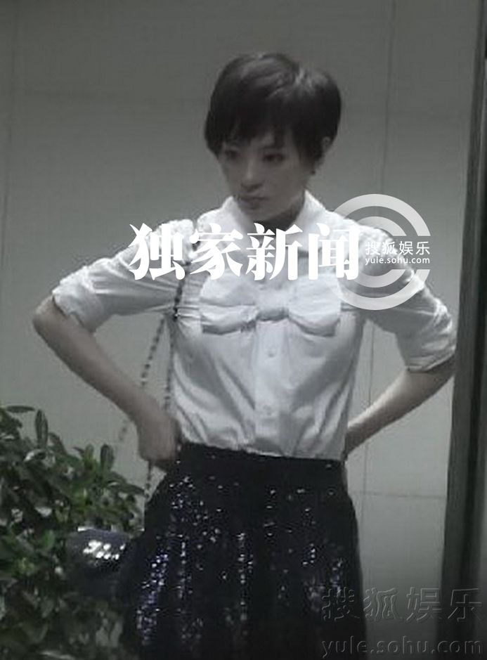 孫儷電梯間照鏡整理衣服 蝴蝶結造型顯可愛