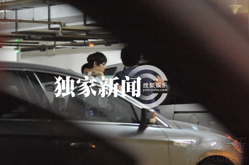 孫儷電梯間照鏡整理衣服 蝴蝶結造型顯可愛