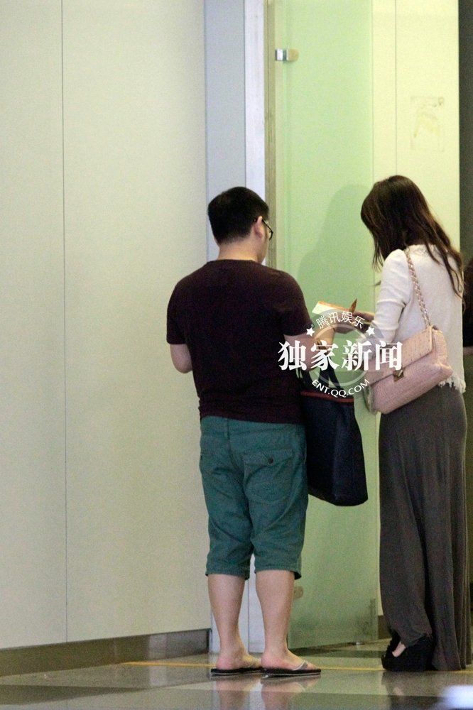 柳巖不秀性感玩優雅 遭索要簽名應對慌張