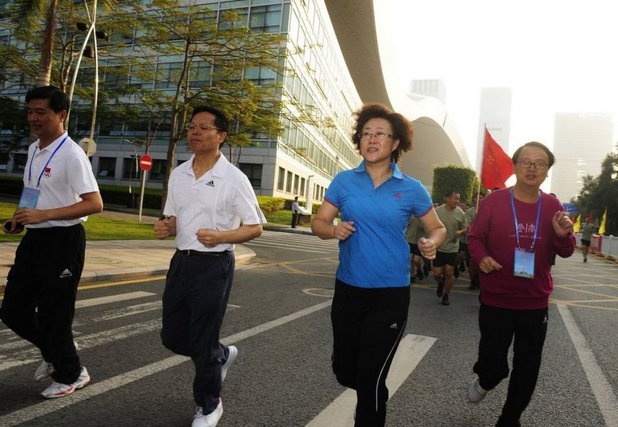 深圳長跑日成公務員“名牌服裝秀”