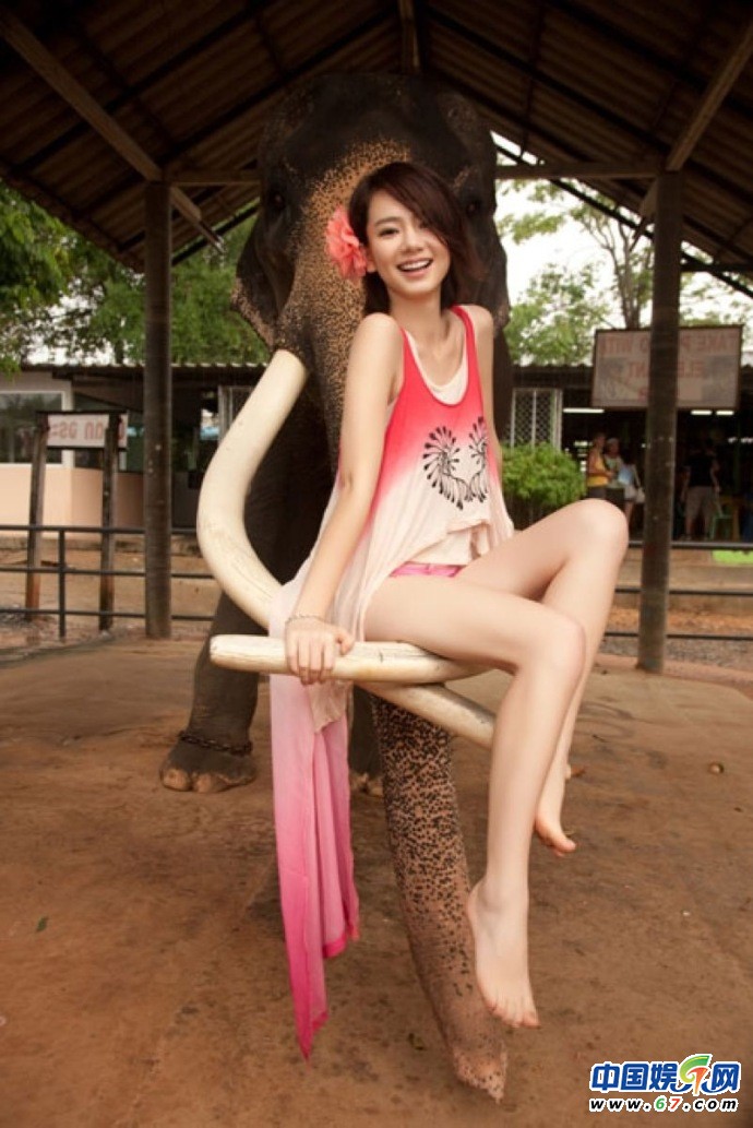姚晨美腿細(xì)長筆直黃奕悲劇 揭眾女星露腿照