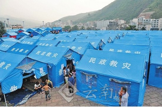 彝良縣城廣場安置點，災民住進帳篷。