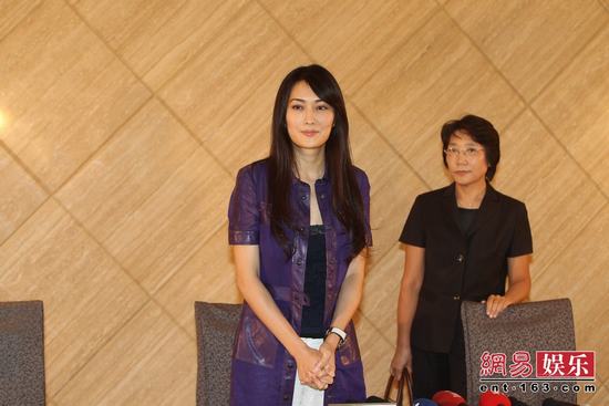 孟廣美開發布會否認小三 一言不發淚流不止