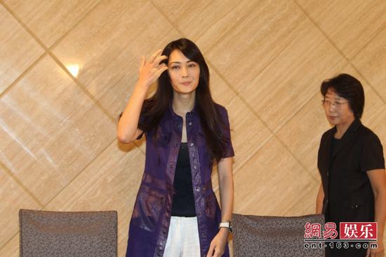 孟廣美開發布會否認小三 一言不發淚流不止