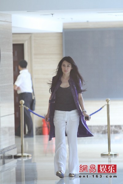 孟廣美開發布會否認小三 一言不發淚流不止