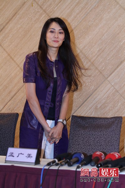 孟廣美開發(fā)布會(huì)否認(rèn)小三 一言不發(fā)淚流不止