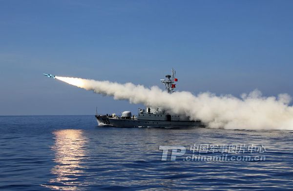 資料圖：南海艦隊某機動岸導團正在某合同對海攻擊演練中實射導彈。