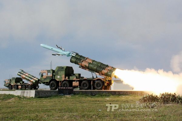 資料圖：南海艦隊某機動岸導團正在某合同對海攻擊演練中實射導彈。