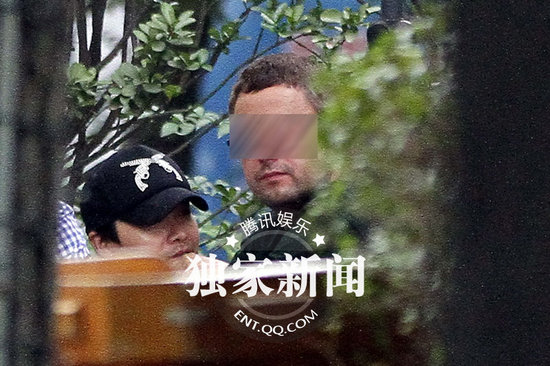 陳思成撇女友獨自會友 佟麗婭素顏變化大臉部發腫