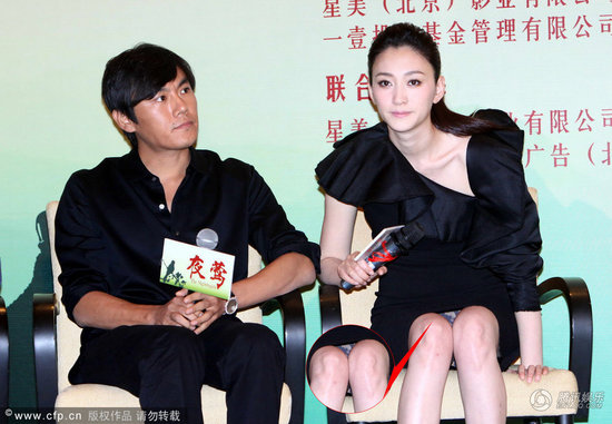 李小冉黑色緊身裙性感現身 裙子過短頻頻走光
