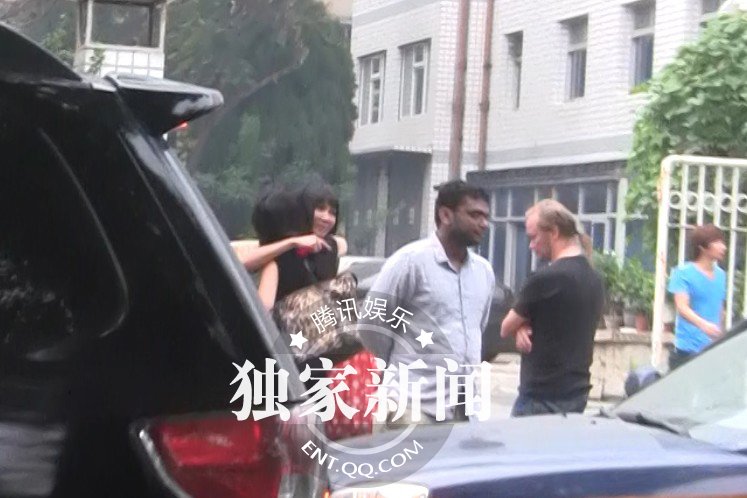 張咪豪放本色現身