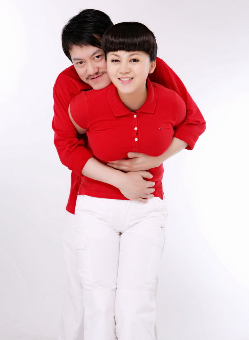 雪村與網絡紅人俞晴領取了結婚證，看照片就知道老婆相當有料