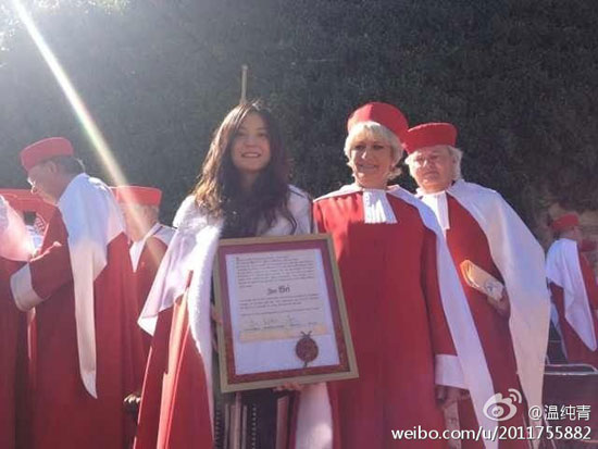 趙薇法國被授魯拉德騎士團(tuán)封號(hào) 身披紅袍場面震撼