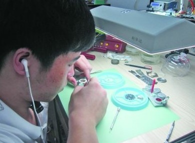 網曝名表維修坑爹貓膩多 開表蓋即收2500元