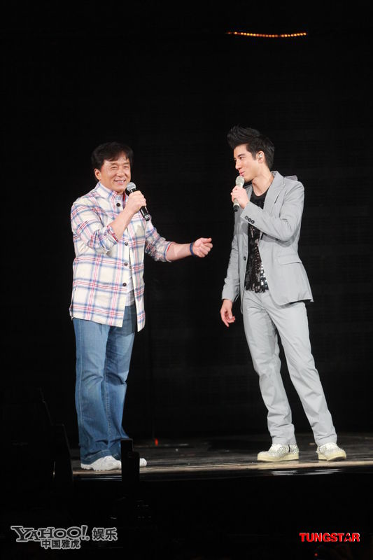 王力宏性取向再遭質疑 與成龍當眾嘴對嘴激吻