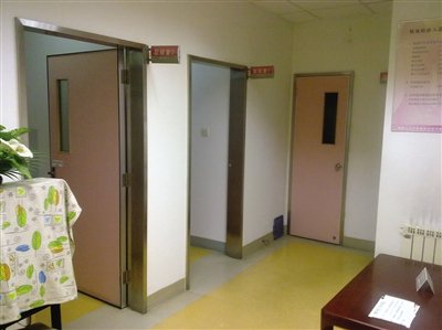 取精室內(nèi)，有一個粉色沙發(fā)，墻壁四周掛著女體畫