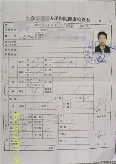 取精室內，有一個粉色沙發，墻壁四周掛著女體畫
