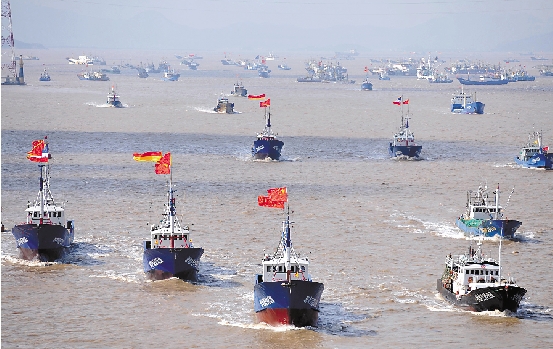 千艘漁船抵達釣魚島外圍 千面國旗浩蕩場面壯觀
