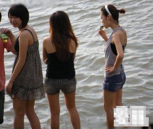 實(shí)拍一群初中女學(xué)生在長(zhǎng)江邊換衣服