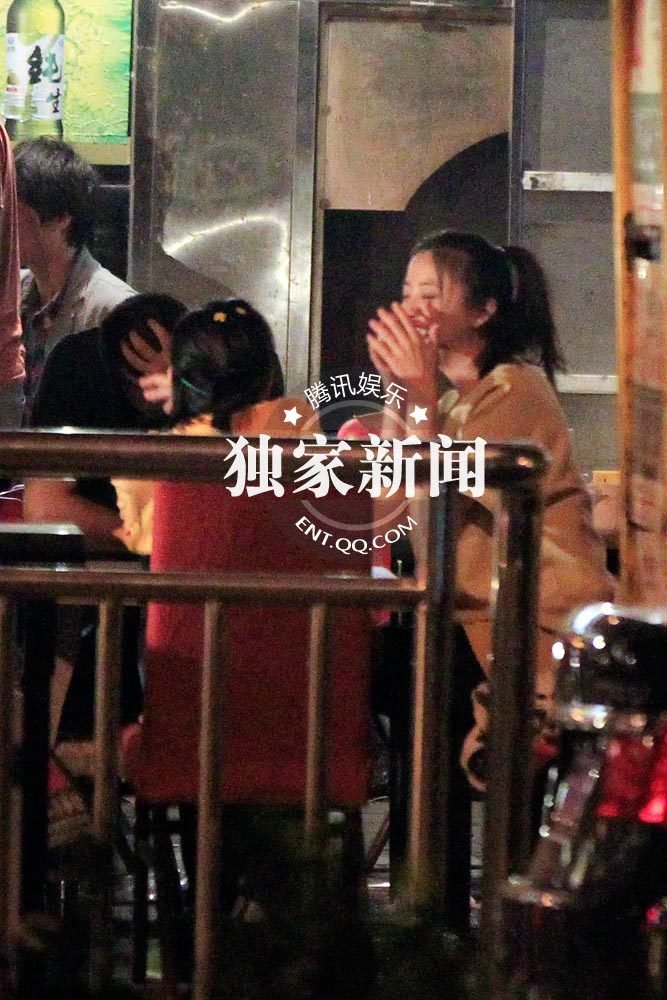 黃小蕾當街豪放 與寶馬男相互摟抱共蒙一條頭巾