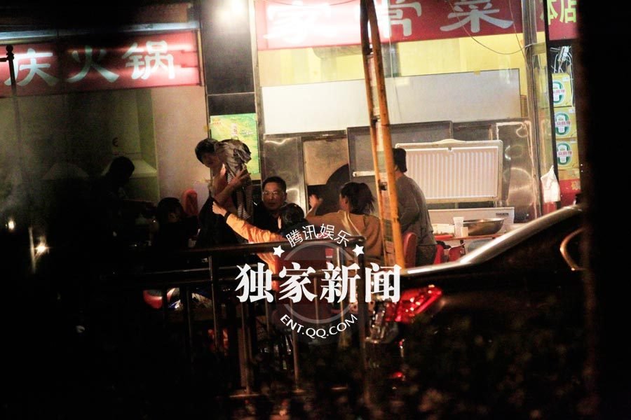 黃小蕾當街豪放 與寶馬男相互摟抱共蒙一條頭巾
