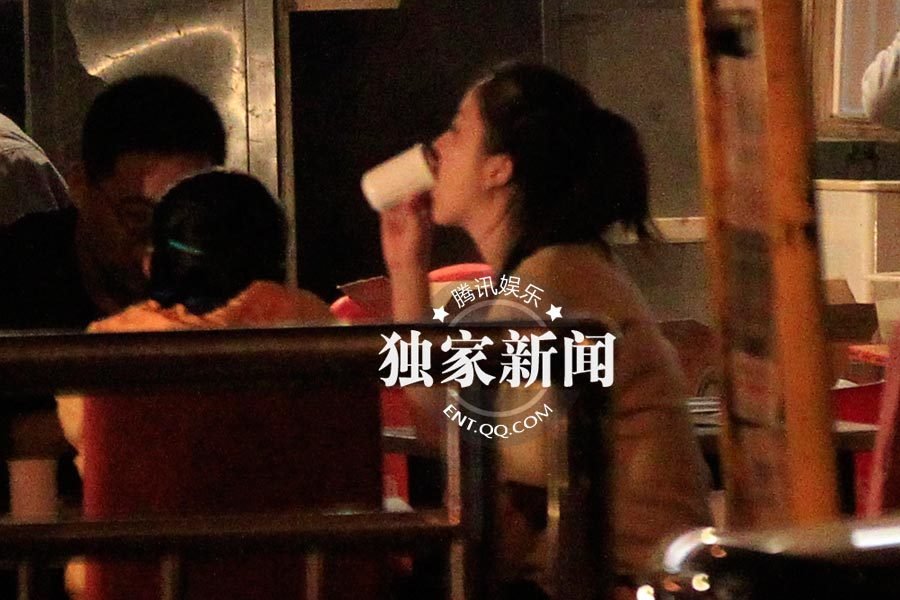 黃小蕾當街豪放 與寶馬男相互摟抱共蒙一條頭巾