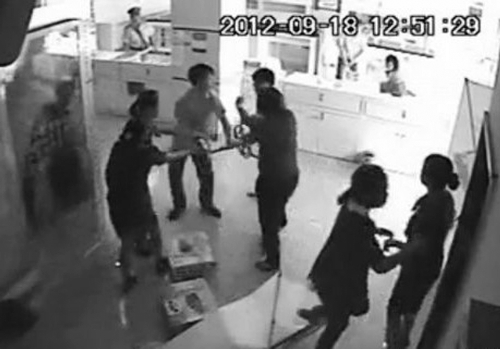 曝公務員毆打移動女營業員 官方否認