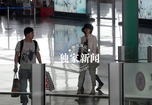 董卿穿著低調素顏獨行 面色疲憊似勞累過度